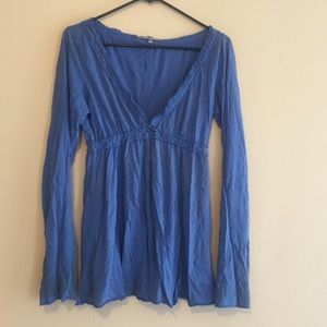 Blue low cut cotton top from Status Moda